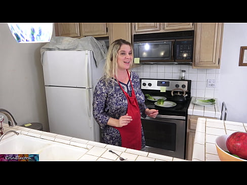 ❤️ Stepmom mulgere eum in culina ante diem suum Porno apud nos